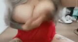 Getatoeëerde blonde babe schudt en slaat op haar enorme borsten! snapshot 4