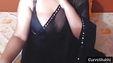 Desi sexy Bhabhi in zwarte saree snapshot 15