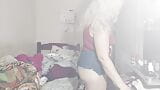 Hottie se queda atrapada debajo de la cama y el hombre "se lleva" snapshot 1