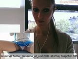 Camshow amatoriale nel vero ufficio con indosso le calze snapshot 3