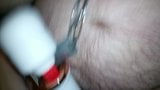 Cumming mit Vibrator, der an meinem Penis-Piercing baumelt snapshot 1