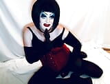 Sissy Drag Queen dans un maquillage lourd joue avec des plugs a fesses, cul à bouche snapshot 14