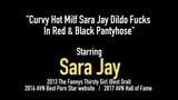 Фигуристая горячая милфа Sara Jay трахается с дилдо в красных и черных колготках snapshot 1