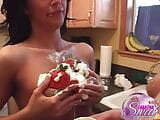 Tabatha fresas dulces y crema lamiendo coño snapshot 16