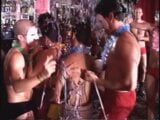 Círculo de chupar pau empurrando caras gays musculosos no carnaval l snapshot 8