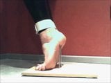 Tortura com os pés para ficar na ponta dos pés com pregos e amarrados snapshot 16