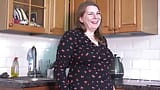 Mătușa Judys - femeia matură țâțoasă Rachel devine obraznică în bucătărie snapshot 2