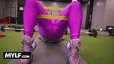 Rondborstige latina Brianna Bourbon krijgt haar legging gescheurd en haar strakke kutje geboord in de sportschool - Mylf snapshot 10