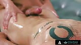 Massage nuru - une commande accidentelle de gel nuru se transforme en séance de sexe torride avec Leah Winters snapshot 6