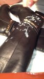 Cumtributierte schwarze goldene Kniestiefel der Freundin. snapshot 5