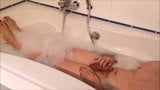 Orgasme ruiné dans une baignoire avec 7 jours de sperme conservé snapshot 4