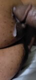 Énorme goutte de sperme sur de gros seins d'ébène allongée sur le côté snapshot 2