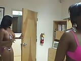 Ragazze in costume da bagno si immergono nel cazzo snapshot 2