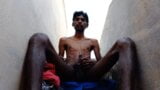 Rajesh masturbándose polla en las escaleras y cumming en vidrio snapshot 3