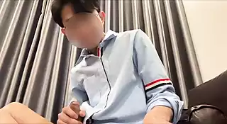 Bạn trai châu Á đẹp trai cơ bắp một mình bú cu gợi cảm | xHamster