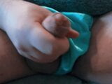 Kleine blauwe satijnen string ruk & klaarkomen snapshot 14