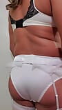 Seksowna biała nylonowa i koronkowa bielizna snapshot 5
