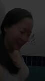 Fată asiatică se pișă în toaletă snapshot 2