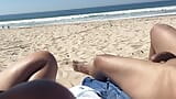 Momento arriscado na praia snapshot 12