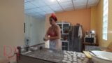 La governante nudista regina noir cucina in cucina. la cameriera nuda fa gli gnocchi. snapshot 5
