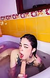 Camgirl chupando una polla en el jacuzzi snapshot 3