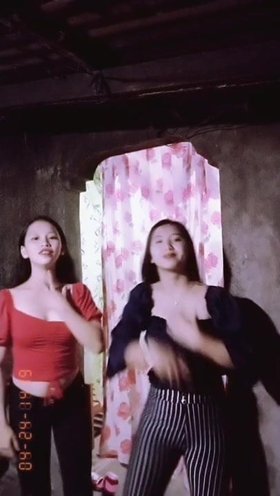 Cristine y su prima bailando follame