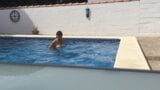 Schau zu, wie meine Frau beim Tauchen eintaucht, bevor wir im Pool gefickt werden! snapshot 1