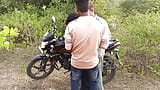 Trio indien, films gays en hindi - un jeune garçon vient dans la forêt avec un vélo et appelle ses amis - hindi snapshot 5