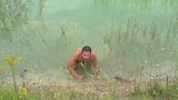 Smal brunett suger killens verktyg efter ett dopp i sjön snapshot 3