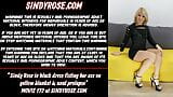 Sindy Rose en robe noire se fiste le cul sur une couverture jaune et prolapsus anal snapshot 1