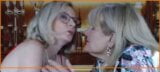 Twee blonde oma's met doorhangende tieten tongzoenen snapshot 10