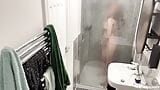 Omg !!! Verborgen camera in airbnb appartement betrapt moslim Arabisch meisje in hijab tijdens het douchen en masturberen snapshot 13