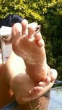 Seksowne stopy w sandałach na zewnątrz snapshot 9