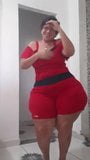 Madura de vestido vermelho rebolando o bunda grande  snapshot 5