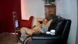 Masturbation au salon snapshot 10