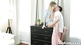 Beijar adolescente sensual via lasciva leva a uma batida forte snapshot 2