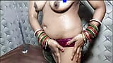 Bengalisches mädchen emily hat solo-sex im badezimmer snapshot 9