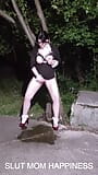 Mear al aire libre en tacones altos rojos adolescente gran orgasmo snapshot 8