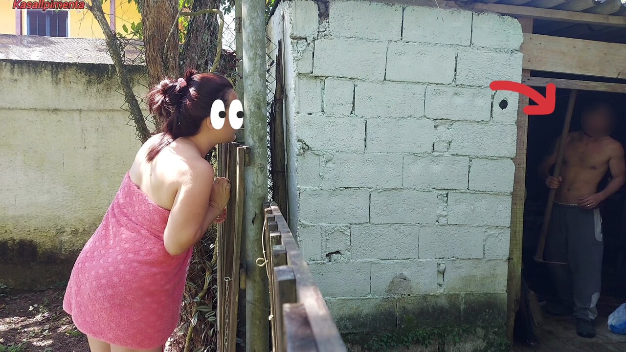 Dușul nu funcționează, femeia căsătorită îi cere ajutor îngrijitoarei de la fermă pentru a folosi doar un prosop și plătește cu sex