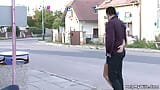 Alter mann bittet fremden, seine teen-ehefrau zu ficken snapshot 4