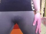 Webcam, rubia chorreando en sus leggins - dama muy mojada snapshot 5