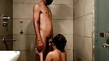 Un couple indien sexy dans la salle de bain en prenant une douche jusqu’à ce qu’un facial explosif snapshot 15