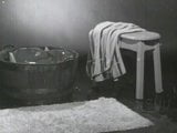 Kruk bierze kąpiel z bąbelkami (vintage pin-up z lat 50.) snapshot 1