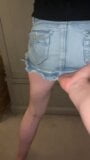 Une MILF anglaise amateur se fait doigter dans sa mini-jupe en jean snapshot 1