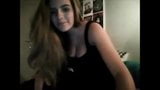 esta joven se calienta y se masturba por webcam snapshot 2