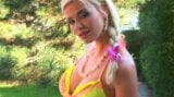 Blondines playboy bunny stript in der poolarea snapshot 2