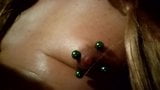 Muito closeup de piercings extremos no mamilo - pov - carolasmit peruca snapshot 2