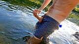 Pria lurus mani muncrat kuat saat arung jeram di sungai snapshot 8