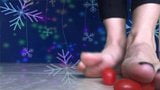 Солодкі ніжки грають і тиснуть маленькі помідори. сексуальні підошви. snapshot 3