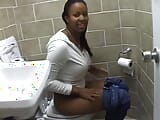 Linda en jeans está en el baño y frotando su coño afeitado snapshot 8